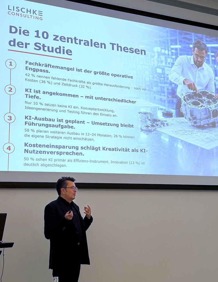 Robert Krupp bei seiner Keynote in der Handelskammer Hamburg, im Hintergrund eine Folie mit den zentralen Thesen der Studie